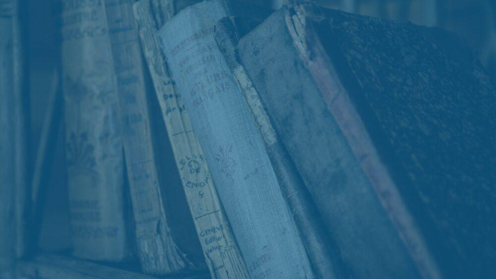 Libros antiguos en una repisa